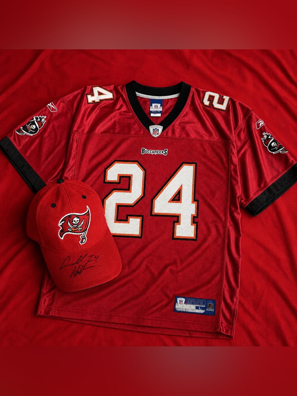 Tampa Bay Buccaneers Reebok Cadillac Williams jersey & signed Hat -Large